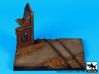 D72018 1/72 Ruined house with railway crossing base Blackdog