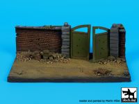 D72024 1/72 Wall with gate base Blackdog