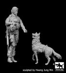 F35132 1/35 US Woman soldier with dog Blackdog