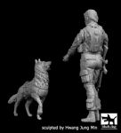 F35132 1/35 US Woman soldier with dog Blackdog